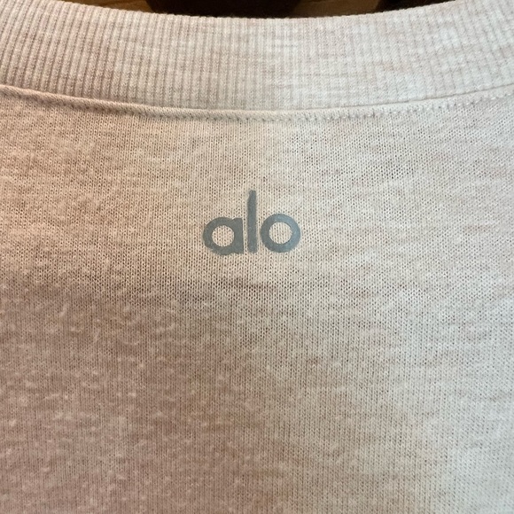 Alo woman’s M hi low cream long sleeve GUC - Picture 3 of 5